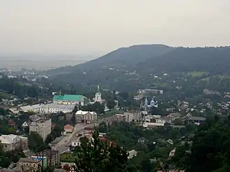 De stad Kremenets aan de voet van het gebergte