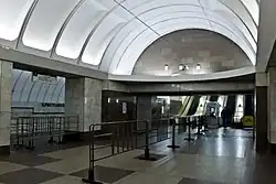 Onderaan de roltrappen