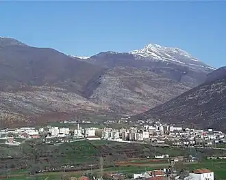 Krumë met de bergen ten oosten van de stad
