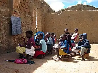 Geïmproviseerd schoolonderwijs na de burgeroorlog in Kuito (2007)