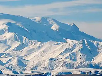 De koepel van de Koekoertli in het midden van de foto. Rechts de 600 m hoge westmuur.