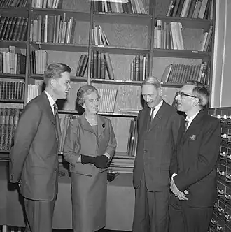 V.l.n.r.: Josua Bruyn, Emilie Schokking-Röell, Johan van Regteren Altena en Kamerbeek (UvA, 1962)