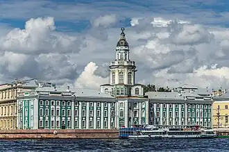 De Kunstkamera, gelegen aan de Oeniversitetskaja-kade aan de Neva in Sint-Petersburg
