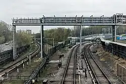 De sporen aan de oostkant van het station, rechts de tunnelingang van lijn 3, links lijn 4 richting Pionerskaja. De voormalige bedding van lijn 4 richting het oosten is nog te zien.