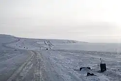 Gezicht op de 400 kilometer lange winterweg tussen Pevek en de goudmijn Koepol