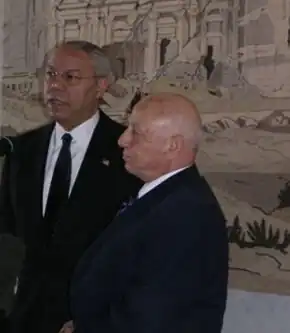 Qurei (rechts) 2004 met Colin Powell