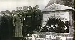 Koetepov het bij monument voor Russische émigré's