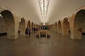 De bankjes met de verborgen trap midden op het perron (2010)