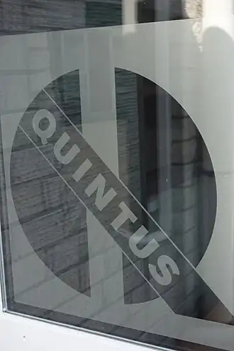 Logo van Quintus op een raam