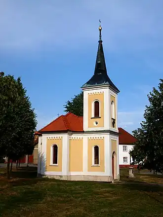 Sint-Florinuskapel op het dorpsplein (2015)