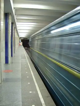 Perron met binnenkomende trein richting Herojiv Dnipra