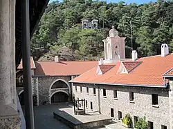 Binnenzijde van het klooster met op de achtergrond de klokkentoren