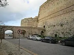 De weg naar de haven langs het kasteel