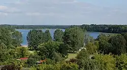 De 300 hectare grote Lübbesee,  gefotografeerd vanuit dit Seehotel