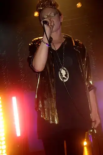 Elly Jackson van La Roux bij een optreden in Londen mei 2009