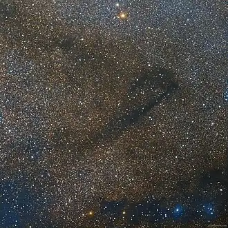 De absorptienevel LDN 778 met Anser (de rode ster aan de bovenkant van de foto)