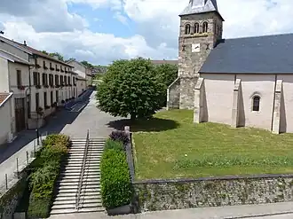 Gemeentehuis en Église Saint-Rémi.jpg