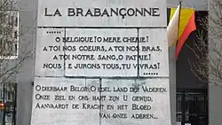 Een deel van de tekst van de Brabanconne gegraveerd in een standbeeld in het Quartier des Libertés in Brussel