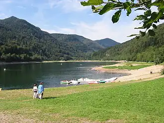 Toerisme langs het meer van Wildenstein