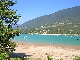 Gezicht op het Lac de Monteynard, met op de achtergrond Marcieu
