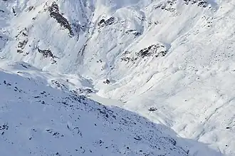 Zicht op het bevroren meer in de winter, gezien vanaf Col de la Chambre