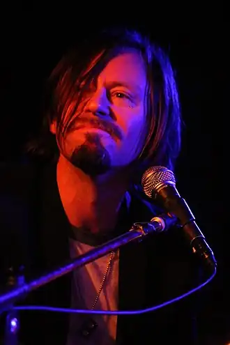 Lachy Doley tijdens een optreden in 2020