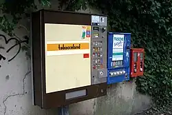 Sigarettenautomaat en twee kauwgomballenautomaten