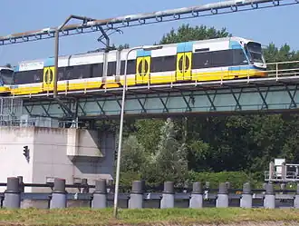 Twee A32-trams op de brug over de Gouwe