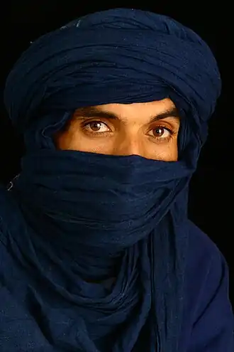 Lahcen Ahansal in traditionele kledij (2005)