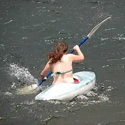 Een dubbelbladige peddel met 90° bladverdraaiing vangt minder tegenwind.