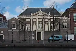 1642:Vijf taferelen tegen de gevel van de Lakenhal in Leiden