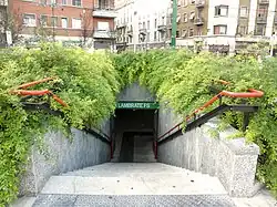 De toegang midden op het plein