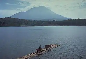 Lawu gezien vanaf het meer van Lamongan.
