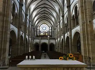 Interieur richting kerkschip en orgelgalerij