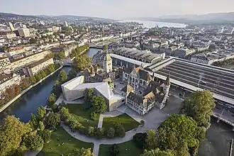 Luchtbeeld van het Landesmuseum Zürich met historisch bouwwerk en nieuwbouw uitbreiding