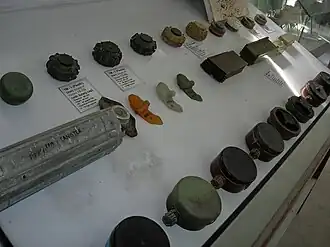 Een collectie landmijnen tentoongesteld in Afghanistan.