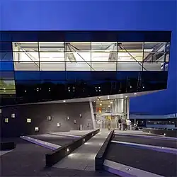 Voorkant van het Sportcentrum bij avond