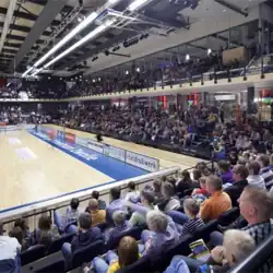 Het Centre Court tijdens een wedstrijd.