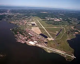 Langley Air Force Base omgeven door de Back River, een inham van de Chesapeake Bay