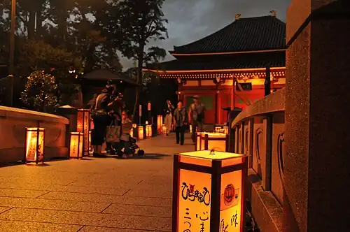 Lantaarns op stenen brug