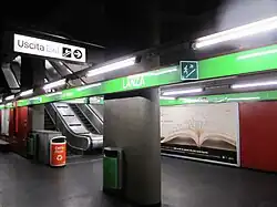 De roltrappen tussen verdeelhal en perron