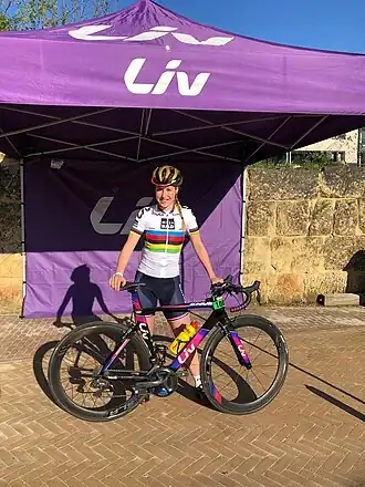 Lara van Ruijven in WK titel tenue tijdens de Amstel Gold Race in 2019.