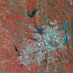 Een satellietbeeld in valse kleuren van Dallas en Fort Worth, genomen door NASA's satelliet Landsat-7. Dallas is de rechterhelft van het stedelijk gebied