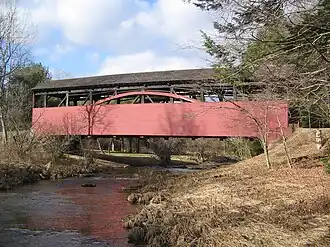 Larrys Creek en de Cogan House Covered Bridge in Cogan House Township, Pennsylvania