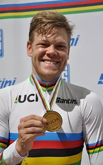 Hansen na het winnen van de ploegkoers op het WK baanwielrennen 2020.