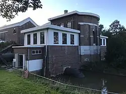 Zij- en achterkant gemaal