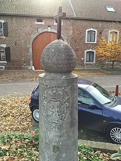 Perroen op de binnenplaats van de pastorie van Villers-l'Evêque