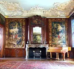 Muzieksalon met wandtapijten en stucwerk