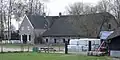 Boerderij, dwarshuis met uitgebouwd kookhuis en oven, pannen/rietendak, schaapskooi