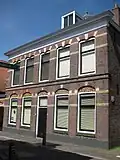 Herenhuis+ garage met invloeden van neorenaissance stijl